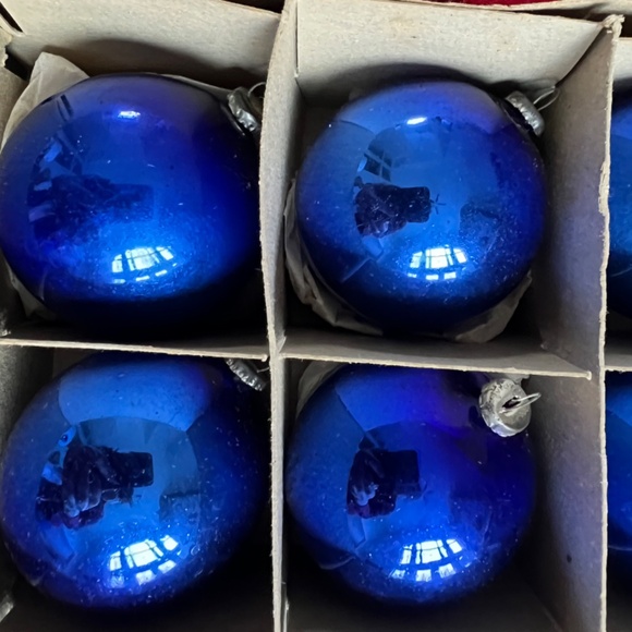 12 Vintage Ornaments in Original Box - Picture 8 of 10